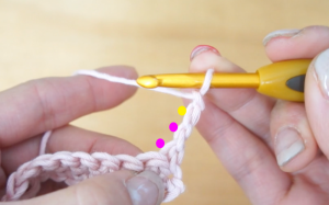 埼玉県所沢市のかぎ針編み教室pomponnerが長編みを教える様子
