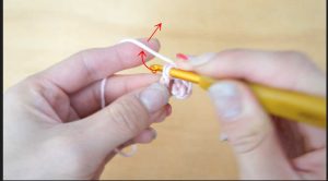 埼玉県所沢市のかぎ針編み教室pomponnerが細編みの糸の巻きつけ方を教える画像