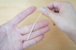 埼玉県所沢市のかぎ針編み教室pomponnerが教える糸のかけ方で中指を通る様子