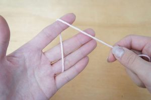 埼玉県所沢市のかぎ針編み教室pomponnerが教える糸のかけ方で人差し指で糸を返す様子
