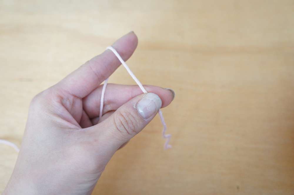 埼玉県所沢市のかぎ針編み教室pomponnerが教える糸のかけた後に指でつまむ様子