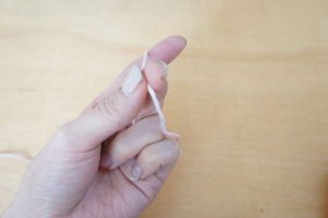 埼玉県所沢市のかぎ針編み教室pomponnerが教える糸のかけ方で、指でつまんだ様子