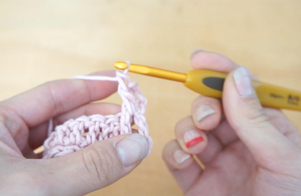埼玉県所沢市のかぎ針編み教室pomponnerのかぎ針編みの基礎レッスンで長編みの表引き上げ編みを説明する画像