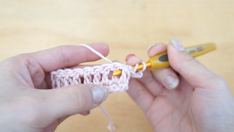 埼玉県所沢市のかぎ針編み教室pomponnerのかぎ針編みの基礎レッスンで長編みの裏引き上げ編みを説明する画像