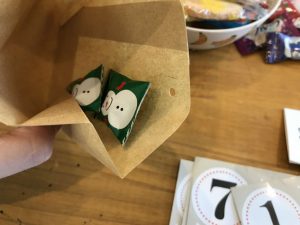 埼玉県所沢市のかぎ針編み教室pomponnerが娘と一緒にフライングタイガーで購入したアドベントカレンダーキットにお菓子を詰める様子