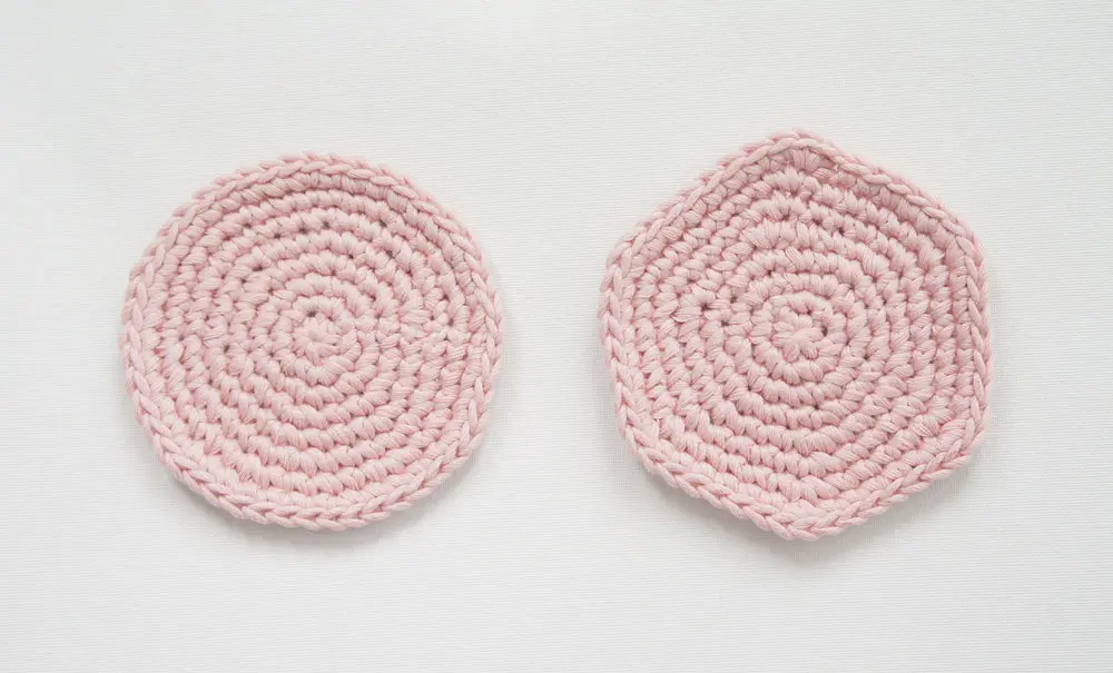 かぎ針編みで編んだきれいな円の比較