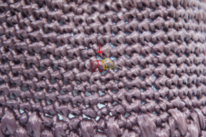 埼玉県所沢市のかぎ針編み教室pomponnerが麦わら帽子の編み方を説明する時に、２め編み入れる箇所を指している画像