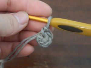 かぎ針編みで星のモチーフを作っています。１段目は５目の細編みです。
