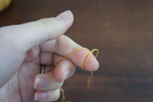 埼玉県所沢市のかぎ針編み教室pomponnerが公開している動画レッスンで、糸を二重に巻いて輪の作り目をしている様子
