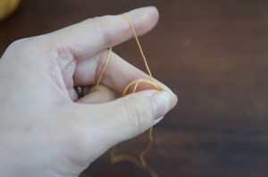 埼玉県所沢市のかぎ針編み教室pomponnerが公開している動画レッスンで、糸を二重に巻いて輪の作り目をして左手に持っている様子