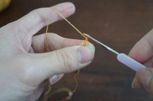 埼玉県所沢市のかぎ針編み教室pomponnerが公開している動画レッスンで、糸を二重に巻いて輪の作り目から立ち上がりを１目編んでいる様子