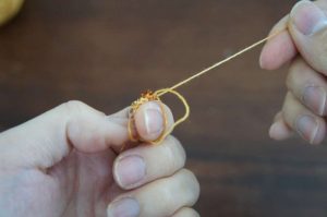 埼玉県所沢市のかぎ針編み教室pomponnerが教える動画レッスンで、輪の作り目を引き締める様子