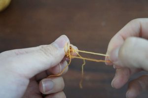 埼玉県所沢市のかぎ針編み教室pomponnerが教える動画レッスンで、輪の作り目を引き締める様子