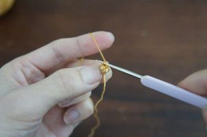 埼玉県所沢市のかぎ針編み教室pomponnerが公開している動画レッスンで、ビーズ編みを筋編みで編んでいる様子