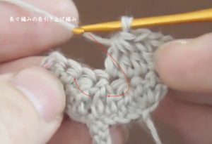 かぎ針編みで作る羽根のモチーフは、中心部分が引き上げ編みで構成されています。