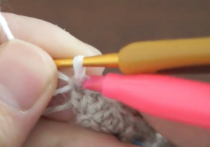 埼玉県所沢市の編み物教室poponnnerがかぎ針編みの羽根のモチーフの編み方を教えている様子。