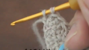 埼玉県所沢市の編み物教室poponnnerがかぎ針編みの羽根のモチーフの編み方を教えている様子。糸の色を変えるときの編み方を教えている画像。
