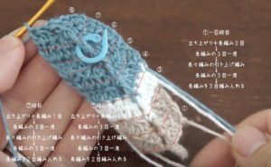 埼玉県所沢市の編み物教室poponnnerがかぎ針編みの羽根のモチーフの編み方を教えている様子。完成した羽根のモチーフを手に持っている画像。