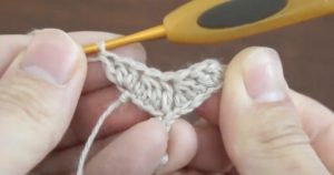 かぎ針編みで作る羽根のモチーフは、左右対称になります。