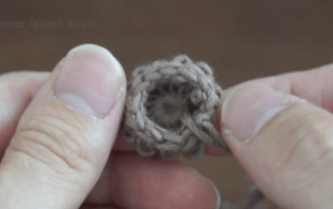 埼玉県所沢市の編み物教室poponnnerが教える動画レッスンの様子。コイル編みのモチーフが完成したところ。