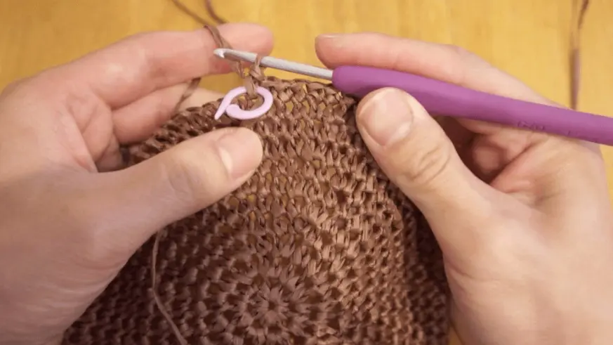 立ち上がりなしの円を編むときは編み目マーカーを使うと便利です。