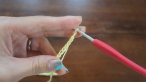 埼玉県所沢市の編み物教室pomponnerがかぎ針編みで鎖編みを編む様子