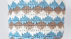 ハマナカ社のエコアンダリヤを使い、かぎ針で編んだひし形の模様編み