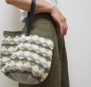 エコアンダリヤを使って編んだ模様編みのバッグの画像