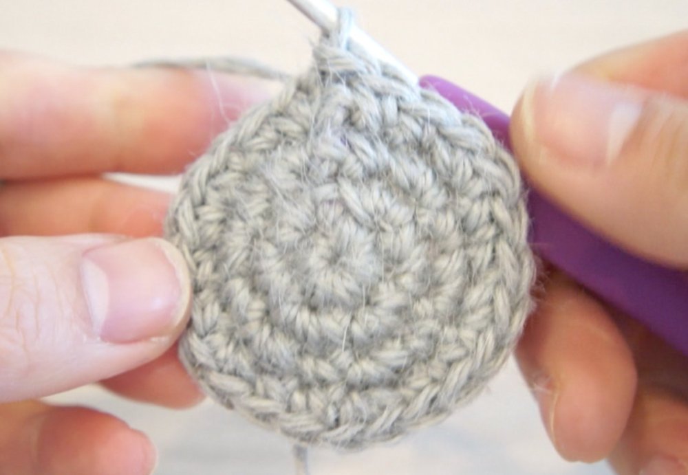 かぎ針編みで編んだ細編みの円の画像
