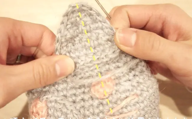 ふち編みで作ったパーツを縫いつけているところ