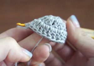 かぎ針編みで編むシロクマのニット帽は、３段目まで編めました。