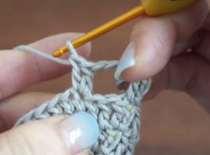 かぎ針編みでシロクマのニット帽を編んでいます。鎖編みで目を飛ばし、穴を作ったところ