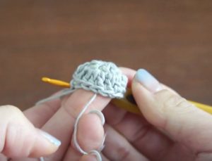 かぎ針編みで編むシロクマの貯金箱は、２段目まで編めました。