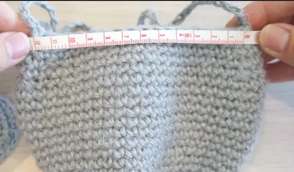 かぎ針編みで編んだポシェットの縁
