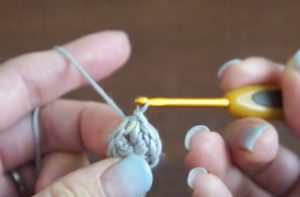 かぎ針編みでシロクマのニット帽を編んでいる様子。１段目は長編みで全部て７目の円を編みます。