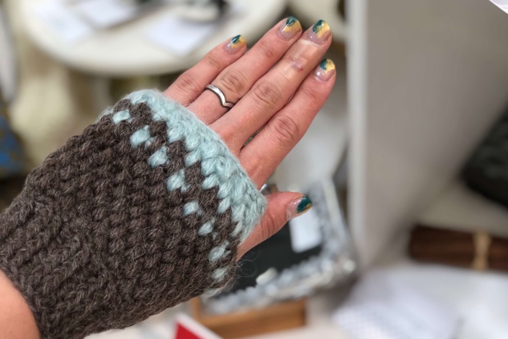 かぎ針編みで編む伸びる作り目は、手袋を編む時にとても便利です。伸縮する作り目で付けはめが簡単にできる手袋の画像です。