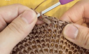 模様編みの麦わら帽子を編んでいます。細編み交差の２目々です。