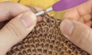 細編み交差の編み方を説明している画像