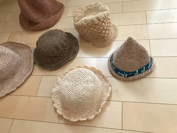 かぎ針編みで作る帽子のつばの種類はたくさんあります。